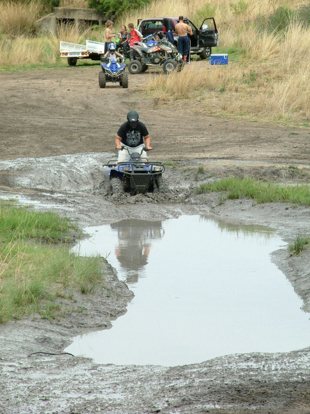 Quad / ATV Blue_rustler_entering_the_mud