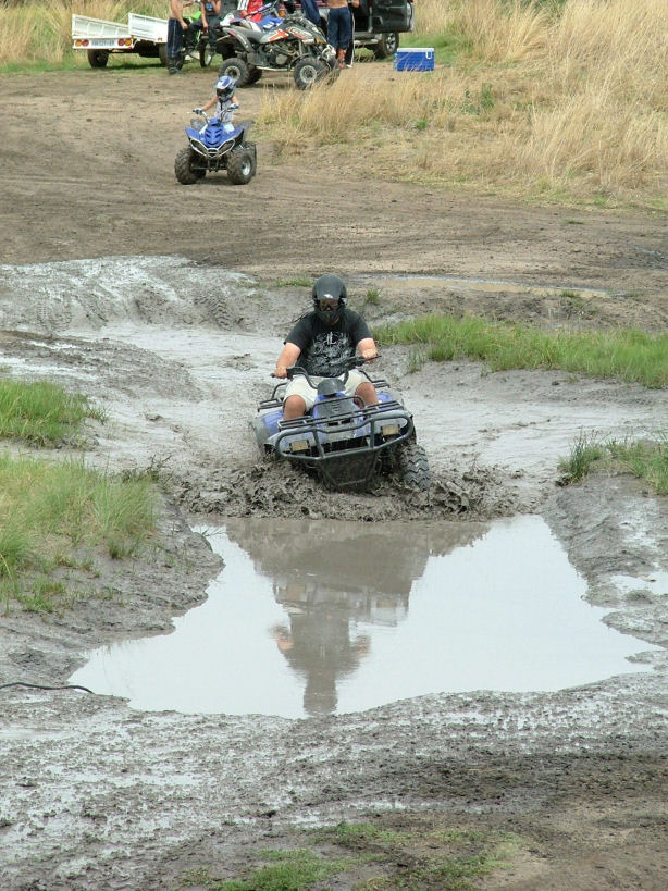 Quad / ATV Rustler_half_way_the_mud