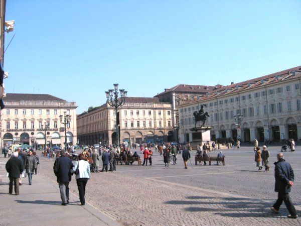 تعرف على مدينة تورينو الايطالية.... PiazzaSanCarlo5