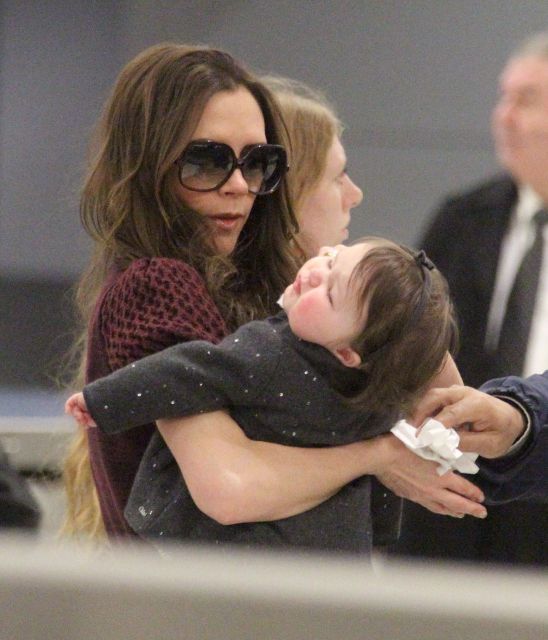 FOTOS DE LA BEBE DE VICTORIA BECKHAM - Página 4 Gtres_u173532_007-640x640x80