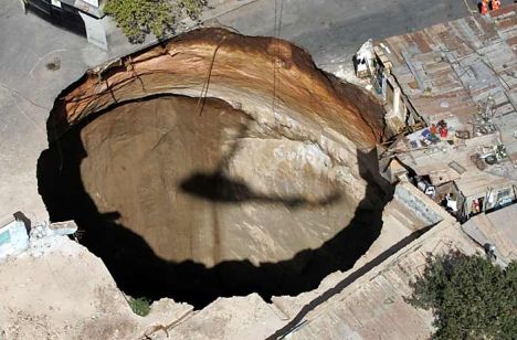  أفأمنتم أن يخسف بكم جانب البر... 1225968489guatemala_sinkhole