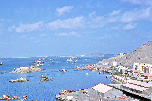 صور نادرة جداً لمدينة عدن .... Aden%20Harbour%20looking%20north%20east%20towards%20Ksar_1960_BH