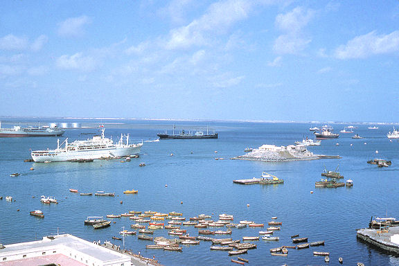 صور نادرة لمدينة عدن Aden%20Harbour%20looking%20north%20towards%20Ksar_1960_BH