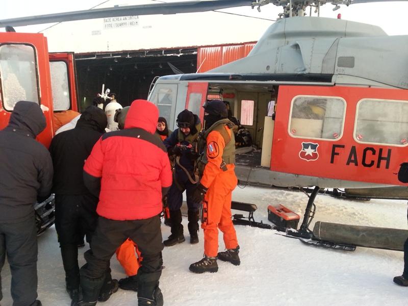 Helicóptero FACH evacua al comandante de base antártica argentina 20130822121807_0