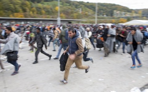 Vznik islámu a tajné dějiny křesťanství aneb jak katolická církev zabila Krista, zničila křesťanství a stvořila islám DWN-23.10.2015-FluechtlingeSpielfeld-480x298