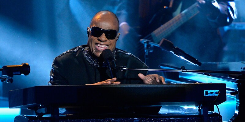 La storia del genio del soul, Stevie Wonder , dall' infanzia trascorsa sotto l'ala di Berry Gordy alla Motown, sino alla sua emancipazione artistica e successiva esplorazione del funky  - VIDEO 1500975636875_steve-wonder