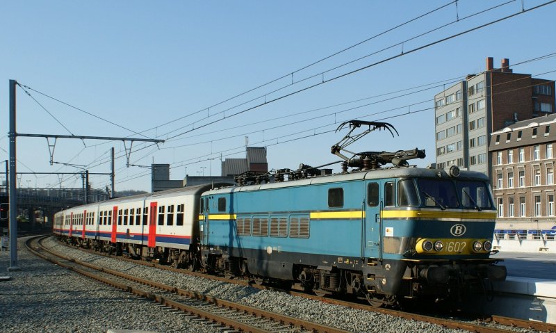 Petit réseau SNCF avec caténaire The-sncb-1602-is-arriving-1992