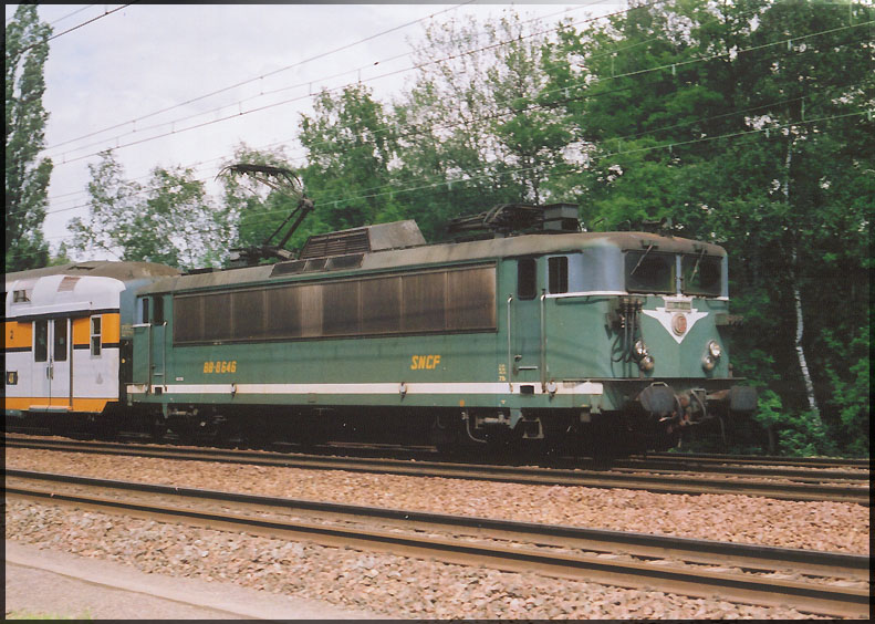 Quelle locomotive devant une rame de VB2N ancienne livrée beige/orange ? 8546_RAMBOUILLET