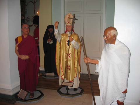 متحف الشــــمع "لندن" بجدرووووعه London_Madame_Tussauds_Dalai_Lama_Pope_and_Gandhi