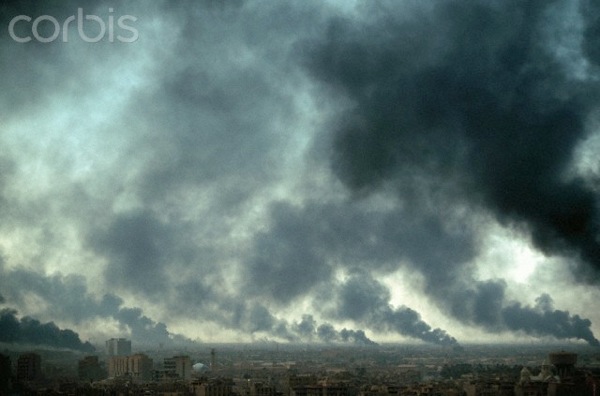 الاجتياح الأميركي للعراق عام 2003 في صور  Alexandra-Boulet-Baghdad-smoke-2003-Corbis