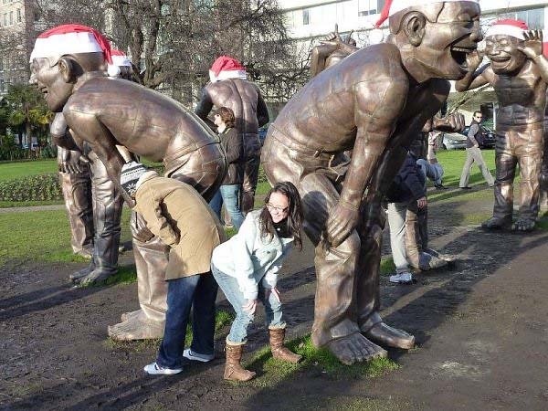 Estatuas y Humanos Gente-jugando-con-estatuas-divertidas