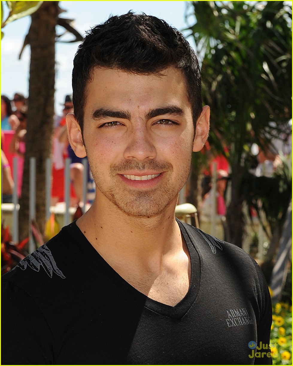 Heroine Topic » Call all the ladies out - Página 18 Joe-jonas-pink-party-miami-03