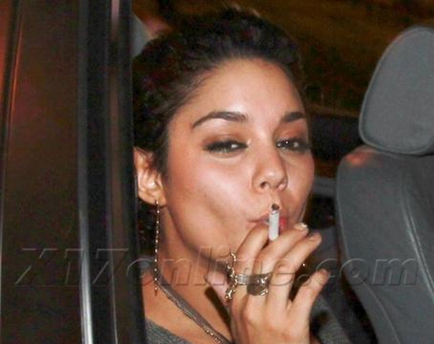 ¡ PILLADOS ! Vanessa-hudgens-fumando