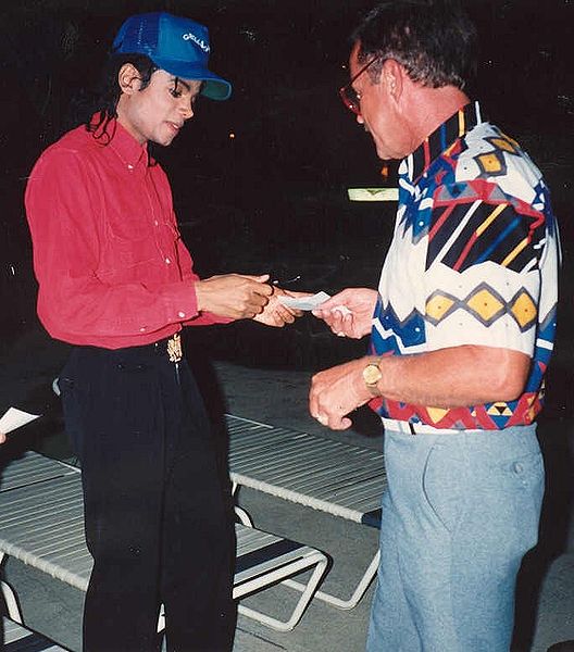 Dans la lignée d'Aphrodite Jones : Deborah campise kunesh 528px-Michael_Jackson_gives_autographCropped