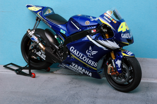 autres passions? MTk12-015_Yamaha_M1_2005_Rossi-1