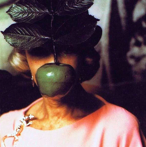 17 Genuinely Creepy Photos From A 1972 Rothschild Dinner Party  14r