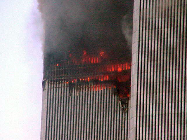 11 Septembre : Des psychologues expliquent pourquoi vous refusez de voir la vérité - Page 5 WTC-fire