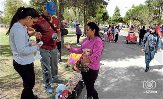 Ureña - Venezuela-Colombia - Página 30 En-el-parque-La-Carolina-de-Quito-venezolanos-venden-dulces-arepas-y-chocolates.