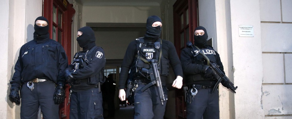 Terrorismo, raid della polizia a Berlino: arrestati due sospetti 092618789-4eaaa447-3698-47e1-bf6e-31c92a1e82a6