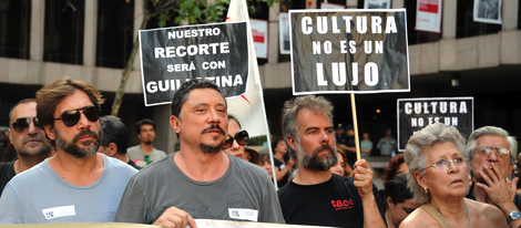 Los Bardem retiran el ERE de su restaurante ‘La Bardemcilla’ 24998_javier-bardem-hermano-carlos-madre-pilar_m