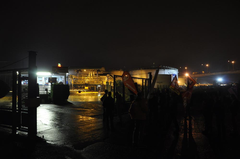 Blocage et évacuation du dépôt de carburant de Caen le 15 octobre 2010-10-15-011