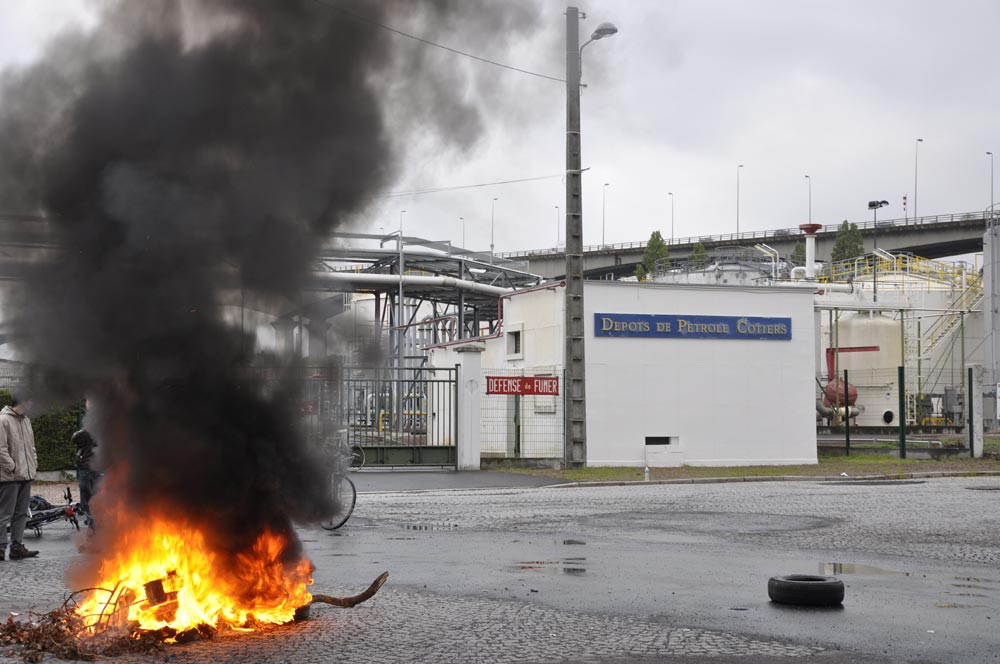 Blocage et évacuation du dépôt de carburant de Caen le 15 octobre 2010-10-15-156