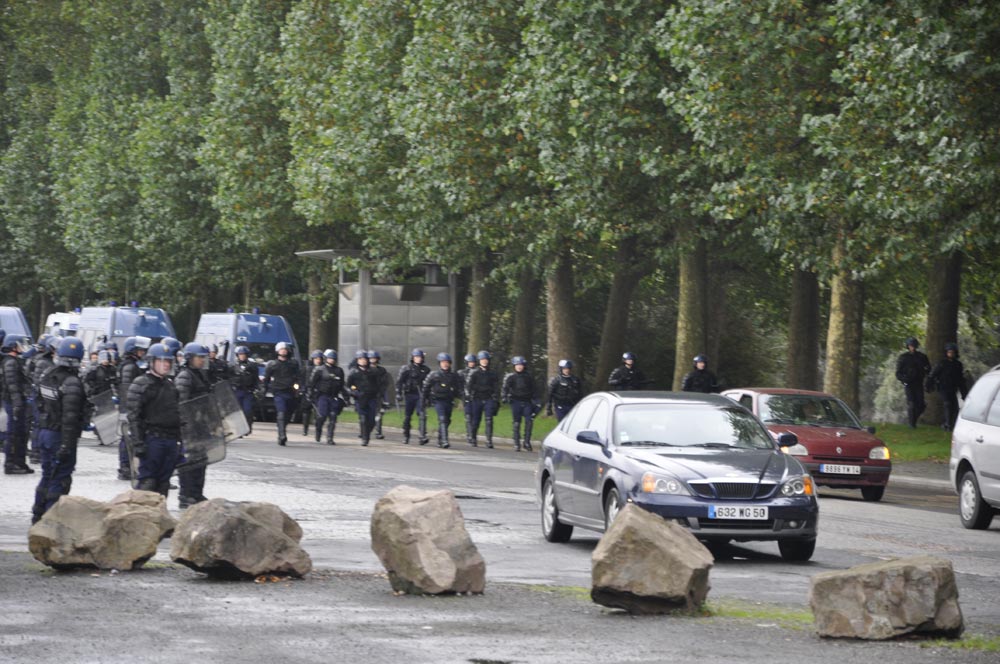 Blocage et évacuation du dépôt de carburant de Caen le 15 octobre 2010-10-15-225