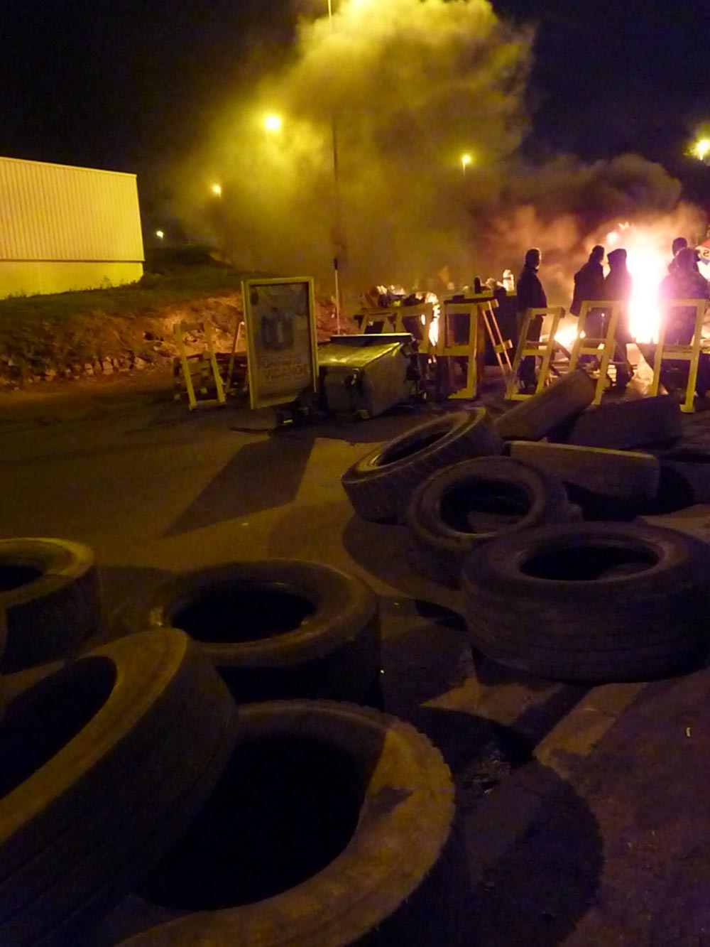 blocage de la zone d'activité de Carpiquet le 26 ocobre 2010-10-27-012