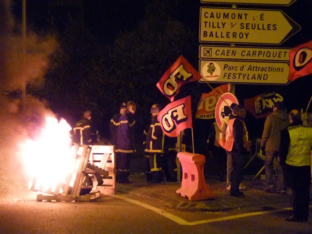 blocage de la zone d'activité de Carpiquet le 26 ocobre 2010-10-27-059