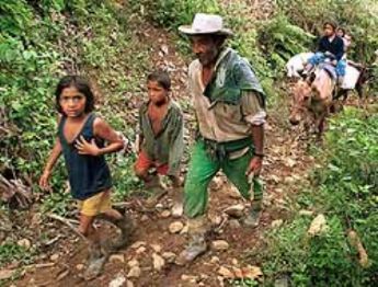 Gobierno de Colombia y las FARC firman acuerdo para iniciar diálogos de Paz - Página 4 Campesinos_colombia