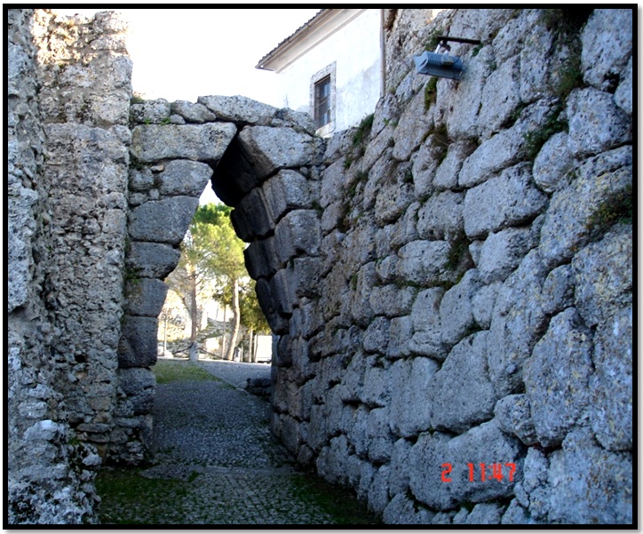 Oculto en Italia: Ruinas ciclópeas prohibidas, (¿de gigantes de la Atlántida?) Cyclopean-Ruins-Arpino-1