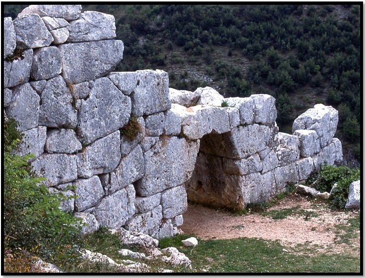 Oculto en Italia: Ruinas ciclópeas prohibidas, (¿de gigantes de la Atlántida?) Cyclopean-Ruins-Segni-Italy-1