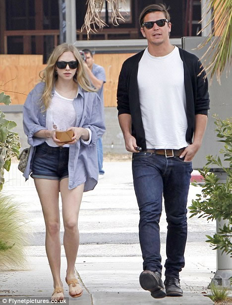 Last night in paradise Amanda-seyfried-y-josh-harnett-siguen-de-novios-y-felices-01