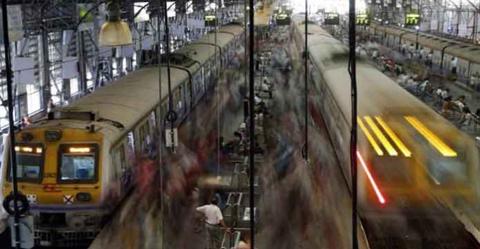 INDIA: EL POPULAR TREN DE MUMBAI INTENTA CAMBIAR SU IMAGEN EN LA INDIA 0129-692x360