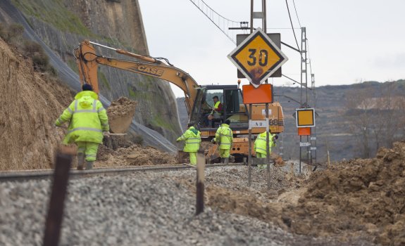 ESPAÑA: LA TIERRA ‘OCUPA’ LAS VÍAS DEL TREN 0237