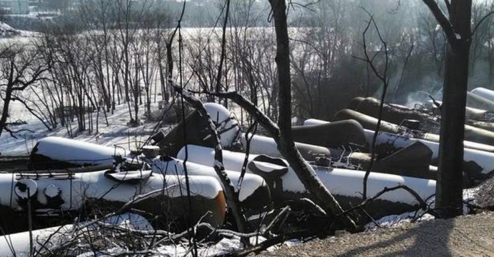 ESTADOS UNIDOS: INVESTIGAN EL DESCARRILAMIENTO DE TREN EN WEST VIRGINIA 0317-692x360