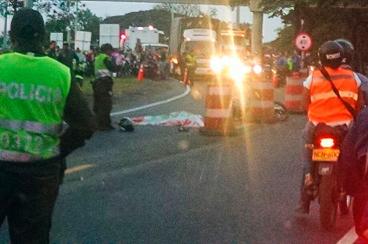 COLOMBIA: MOTOCICLISTA MURIÓ ARROLLADO POR UN TREN CAÑERO EN BUGA 0821