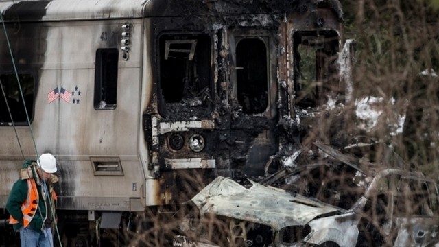 ESTADOS UNIDOS: CHOQUE DE TREN DE LIRR CONTRA UN AUTO DEJA UN HERIDO 1117-640x360