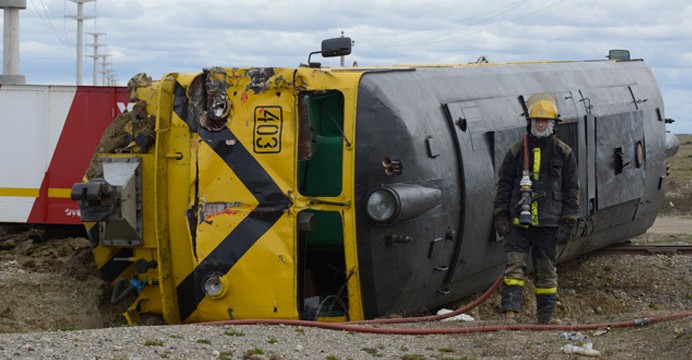 ACCIDENTE FERROVIARIO EN RÍO GALLEGOS. MÁQUINA DE YCRT COLISIONÓ A UN CAMIÓN EN PASO A NIVEL SIN BARRERAS 037-692x360