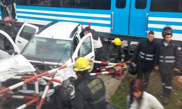 CASI UNA TRAGEDIA: AUTO CRUZÓ CON BARRERAS BAJAS Y TREN LO ARROLLÓ 0512-600x360