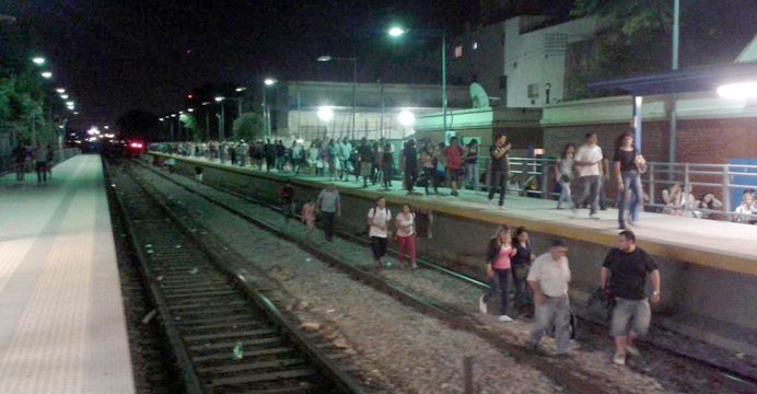 DESCARRILÓ UN TREN DE LA LÍNEA SAN MARTÍN EN LA PATERNAL: 11 HERIDOS 017-692x360