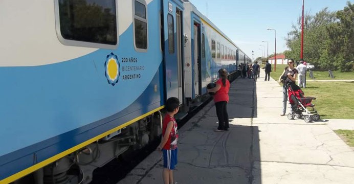 ATAQUE VANDÁLICO CON ROTURA DE VIDRIOS AL TREN DE PASAJEROS EN TRENQUE LAUQUEN 18-692x360