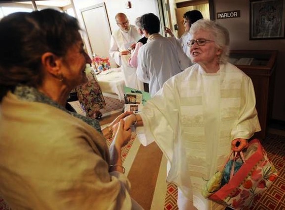 Ancienne religieuse catholique américaine “ordonnée” prêtre à 71 ans ! Bilde