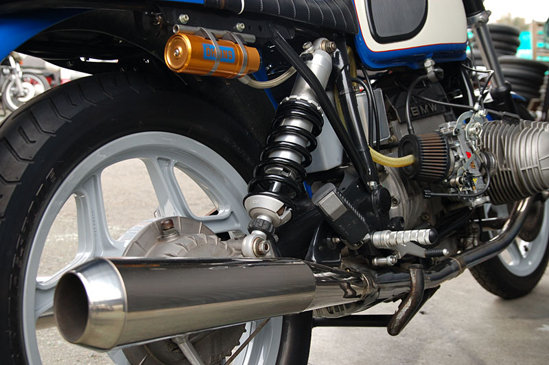 C'est ici qu'on met les bien molles....BMW Café Racer - Page 25 B-basic-6