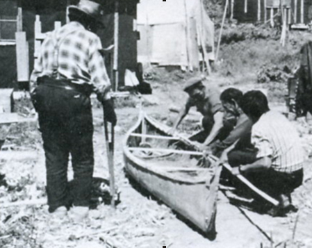 Construction d'un canoë d'écorce Pb1