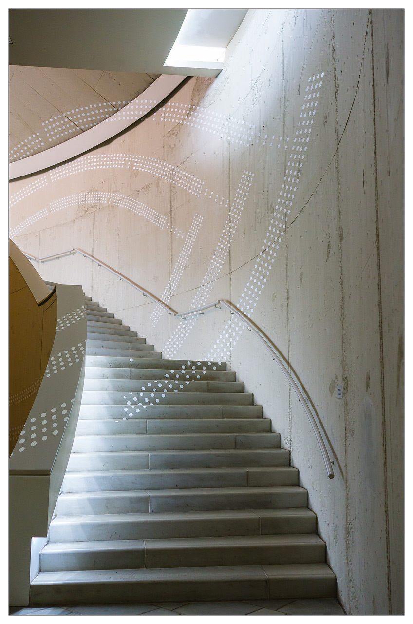 Montée d'escalier à la Philharmonie de Luxembourg L1000447-2