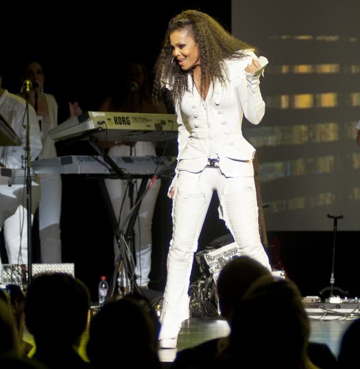 Janet Jackson in Tour rende omaggio al fratello Janet_liaisons