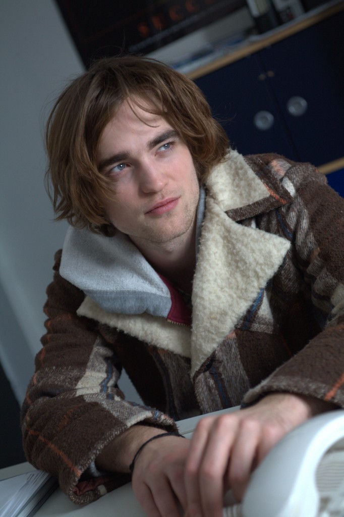 [Robert Pattinson] How to be - Page 2 Rob-in-jeremys-office-682x1024