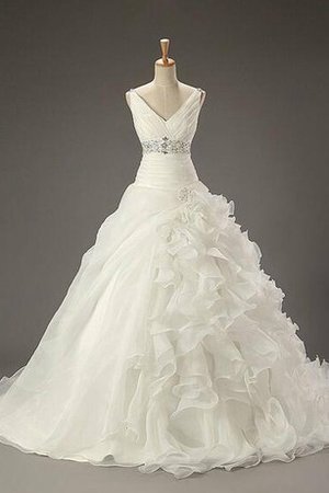 la robe doit être traditionnelle mais pour les mariages 9ce2-fs9lr-robe-de-mariee-decoration-en-fleur-ceinture-avec-perle-dans-l-eglise-cordon-en-salle