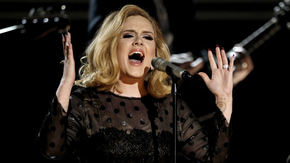 Adele pide a fan que deje de grabar su concierto Adele-Singing-e1449550551230